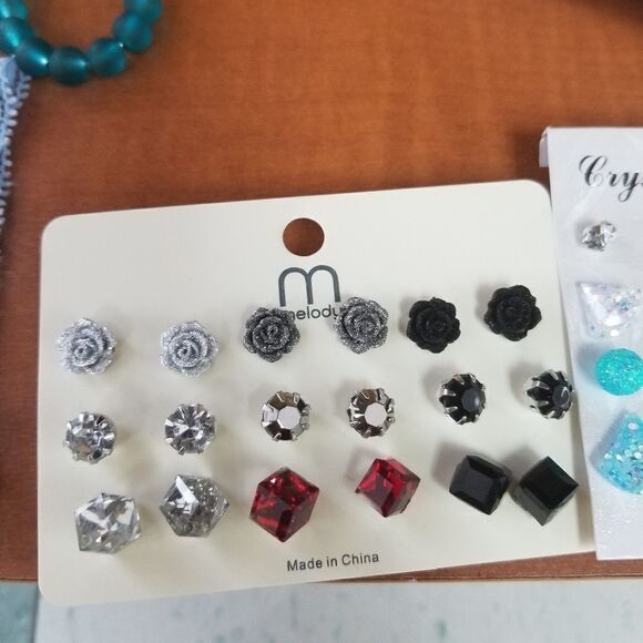 1* pair Random Stud earrings - Picture 5 of 6